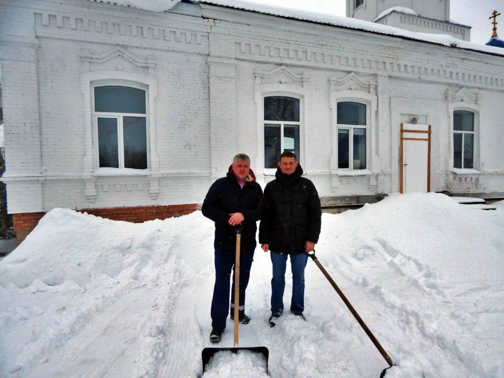 Храм Рождества Прсвятой Богородицы пос.Анисовка.Уборка снега.